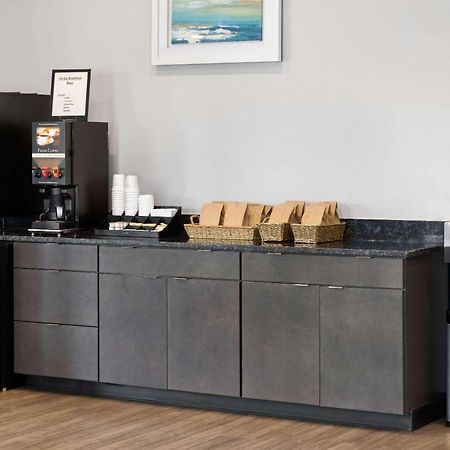 Days Inn Of Frederick By Wyndham Exteriör bild