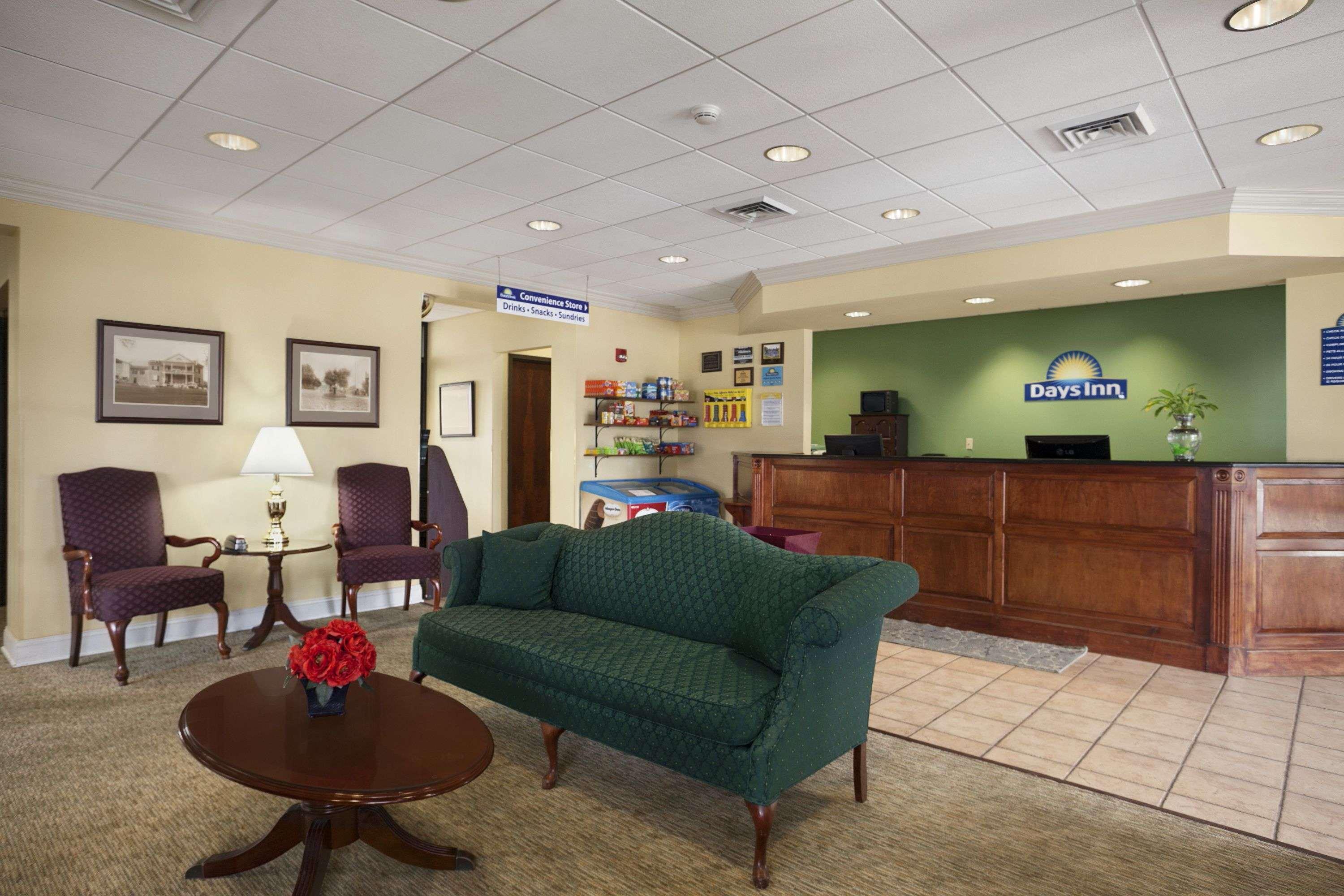 Days Inn Of Frederick By Wyndham Exteriör bild