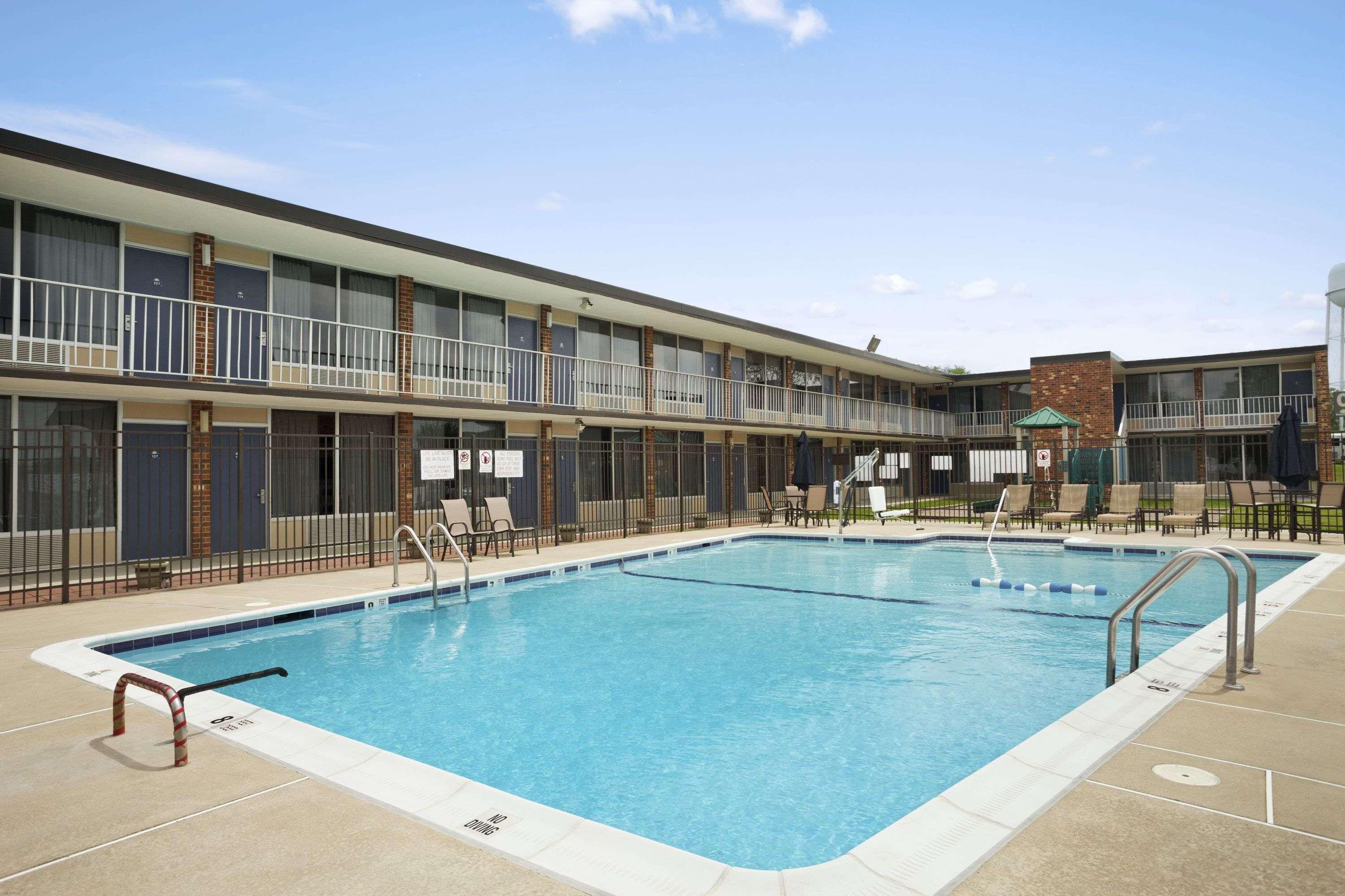 Days Inn Of Frederick By Wyndham Exteriör bild