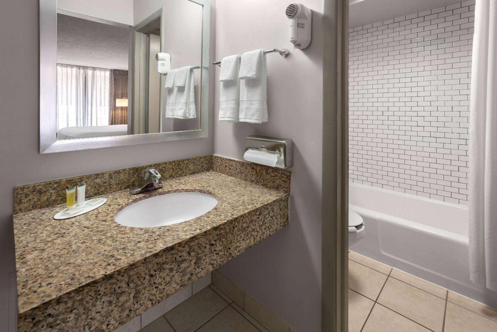 Days Inn Of Frederick By Wyndham Exteriör bild