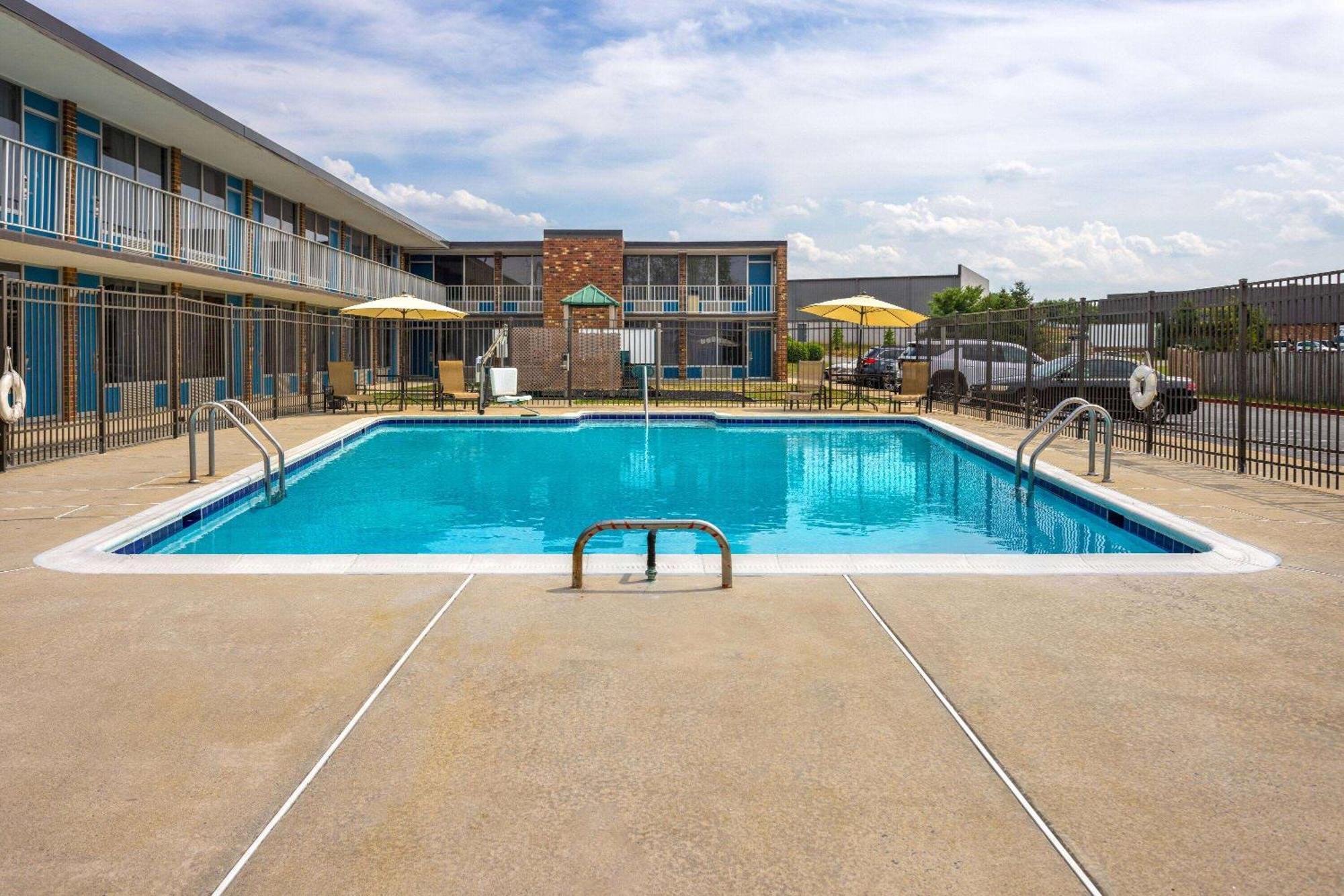 Days Inn Of Frederick By Wyndham Exteriör bild