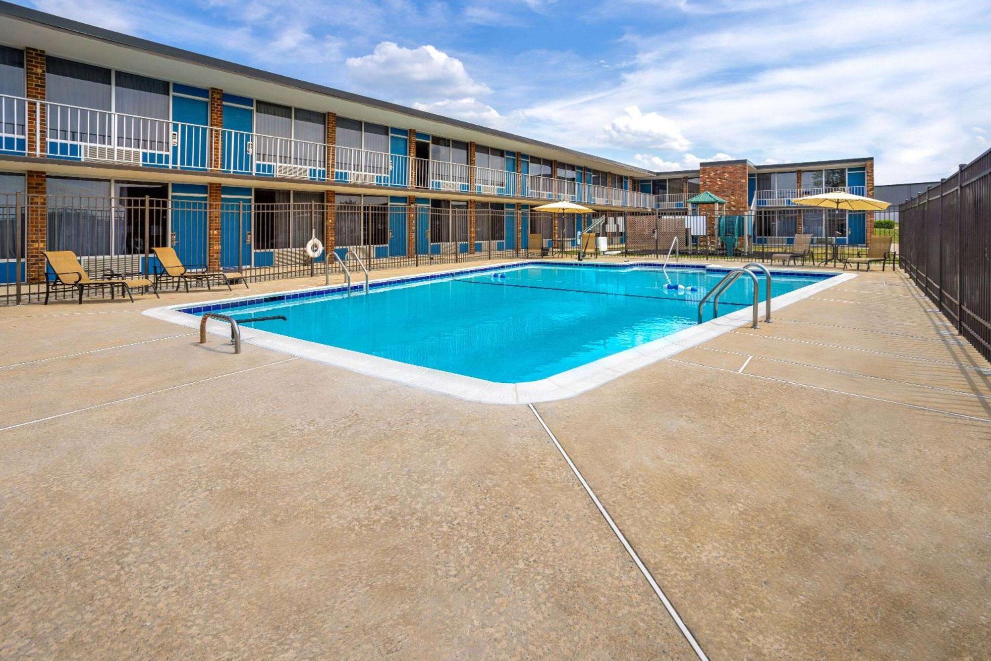 Days Inn Of Frederick By Wyndham Exteriör bild