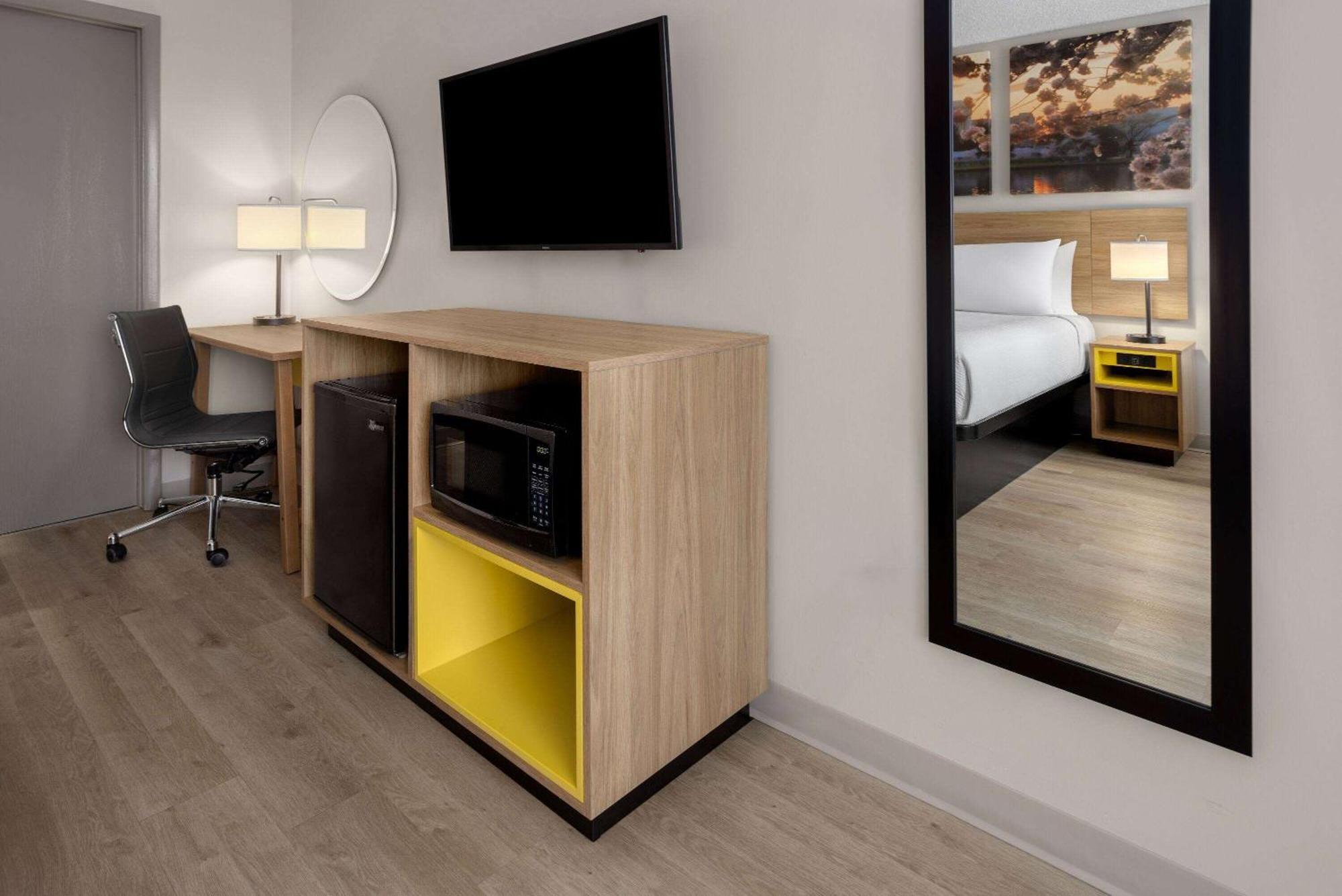 Days Inn Of Frederick By Wyndham Exteriör bild