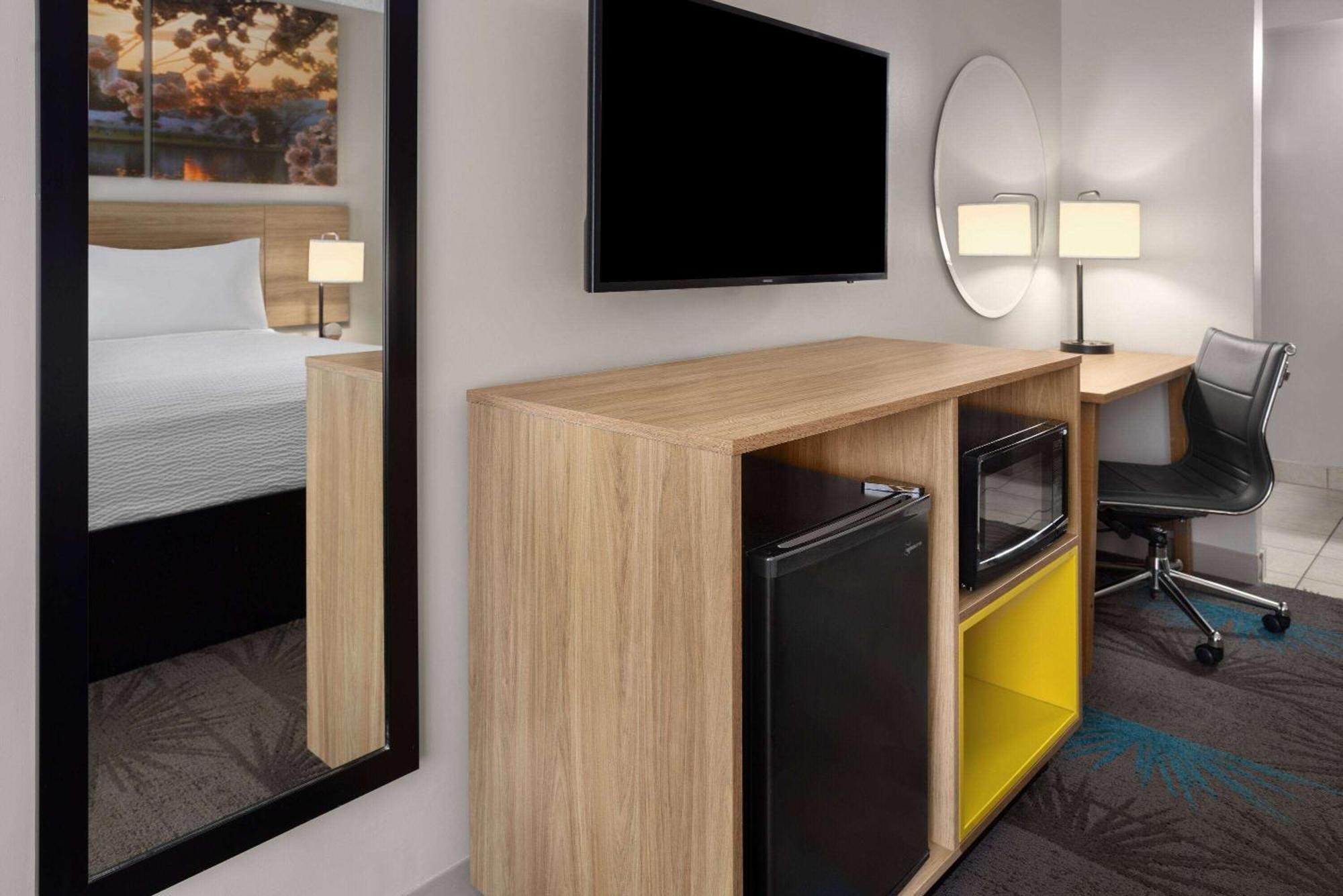 Days Inn Of Frederick By Wyndham Exteriör bild