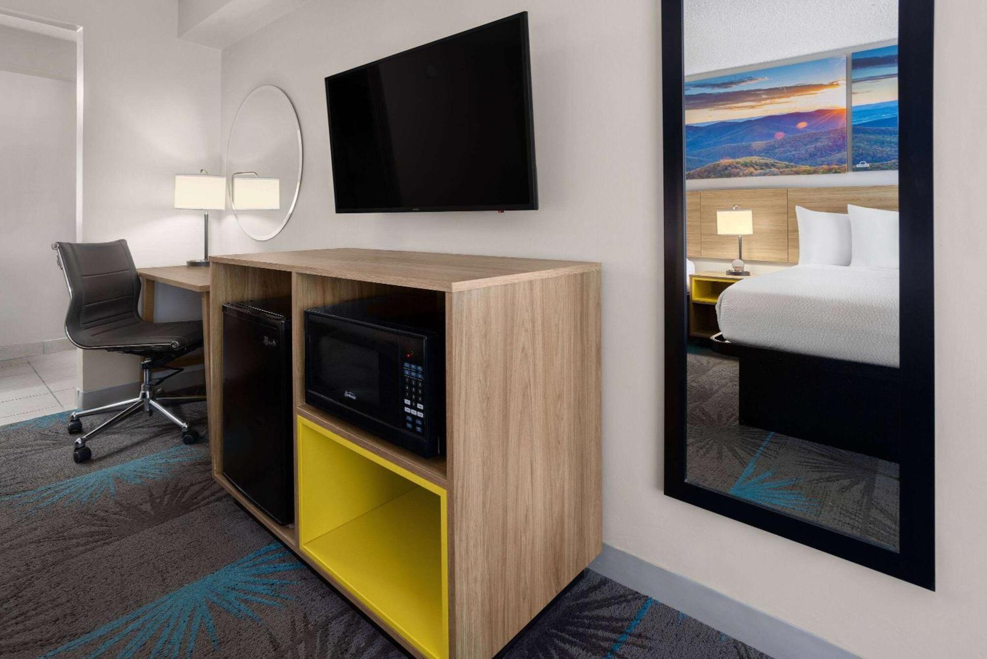 Days Inn Of Frederick By Wyndham Exteriör bild