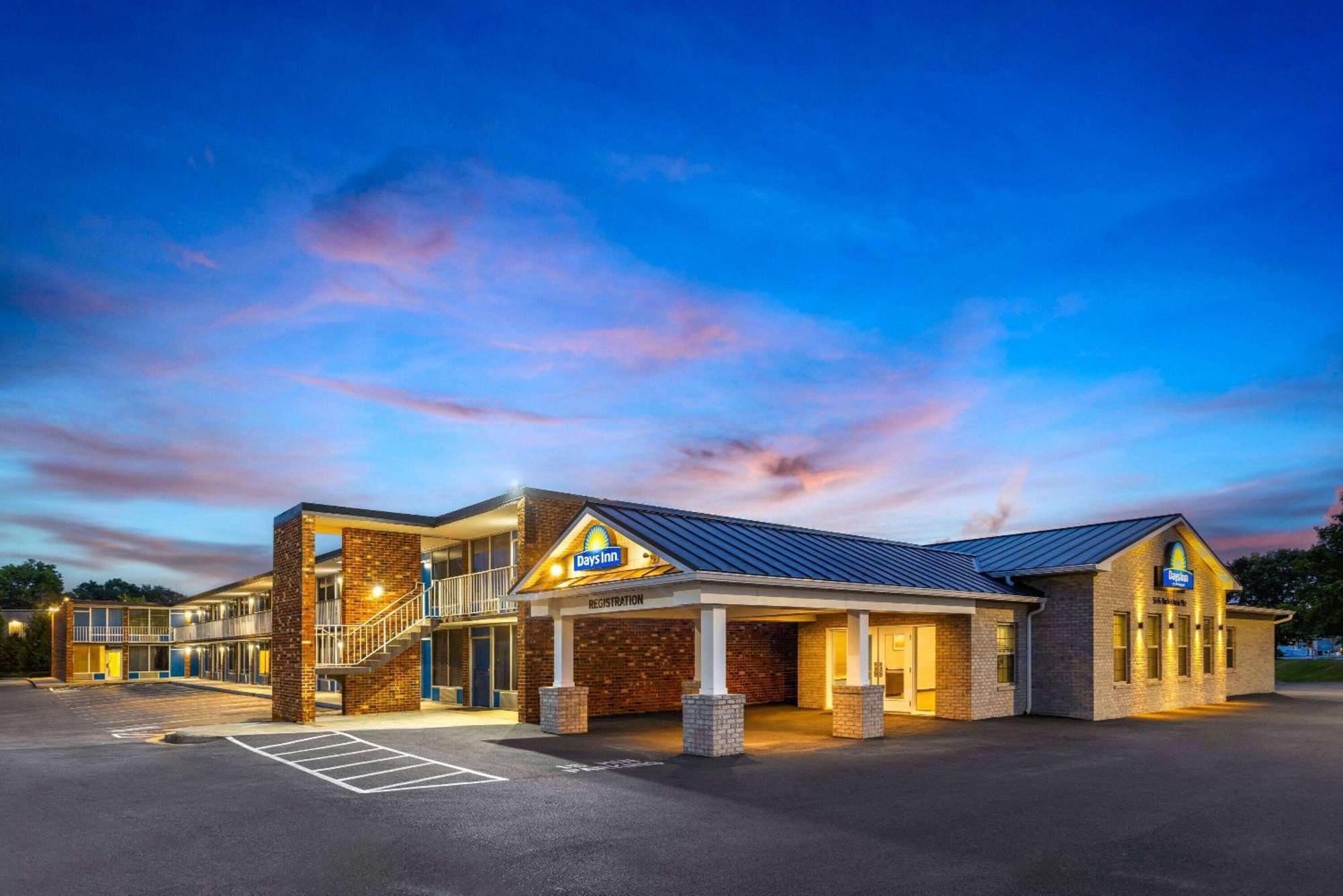 Days Inn Of Frederick By Wyndham Exteriör bild