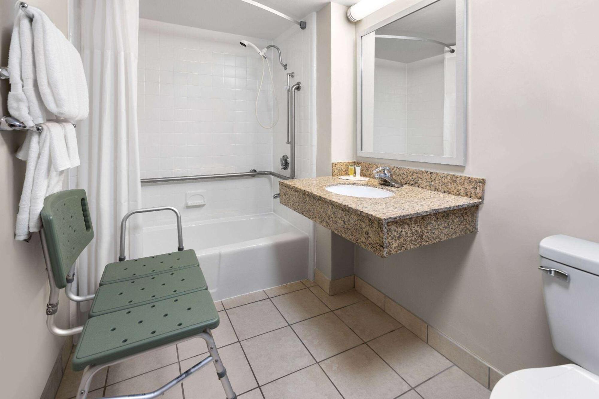 Days Inn Of Frederick By Wyndham Exteriör bild