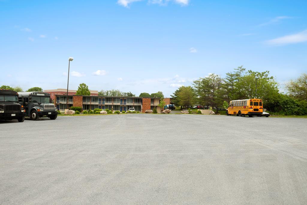 Days Inn Of Frederick By Wyndham Exteriör bild